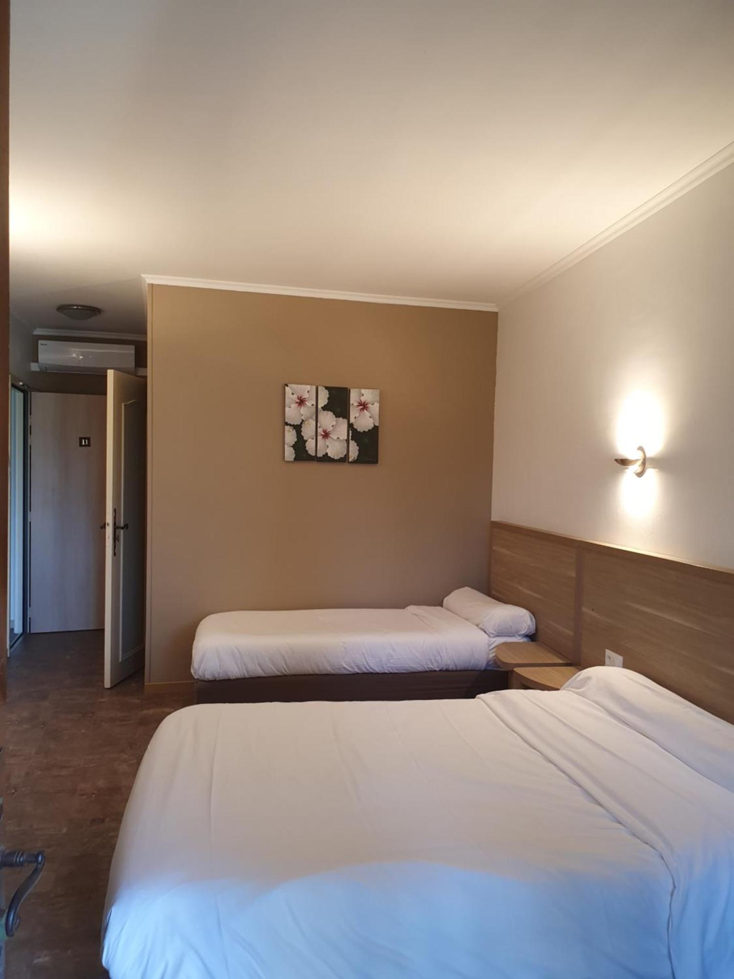 Auberge De La Tour -Appartements- Valros Exterior photo