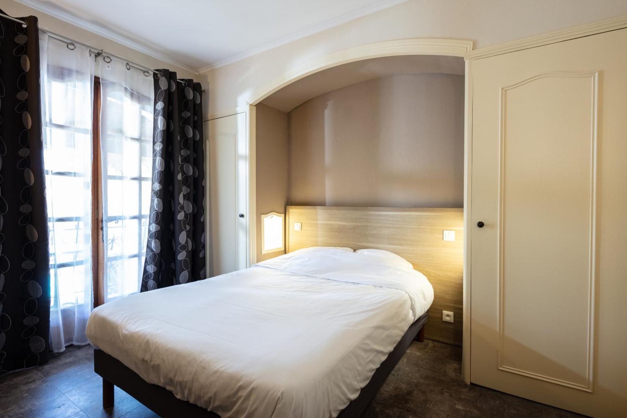 Auberge De La Tour -Appartements- Valros Exterior photo