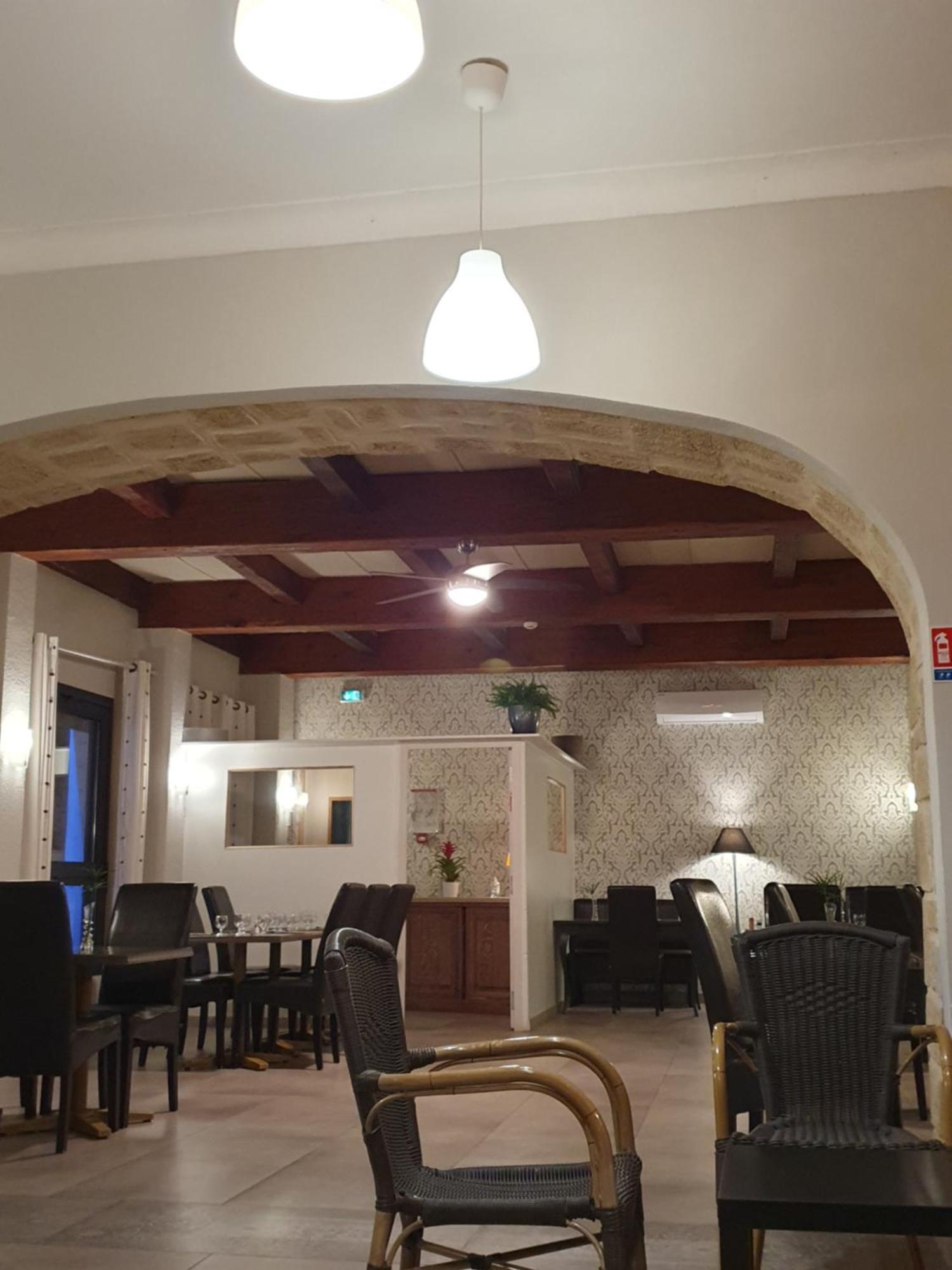 Auberge De La Tour -Appartements- Valros Exterior photo