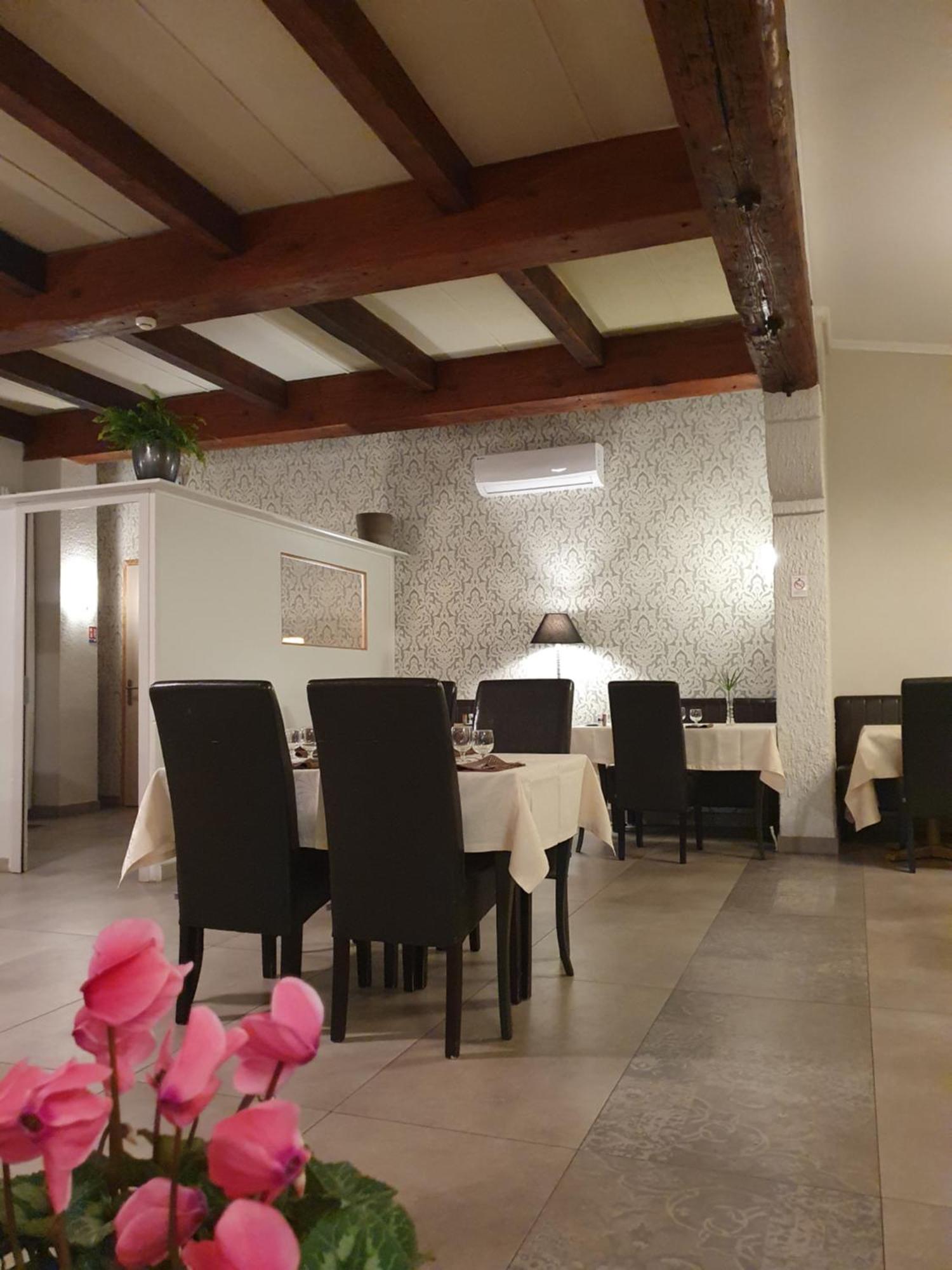 Auberge De La Tour -Appartements- Valros Exterior photo