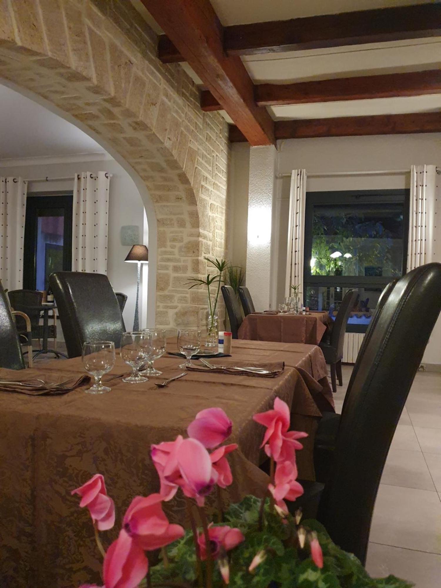 Auberge De La Tour -Appartements- Valros Exterior photo