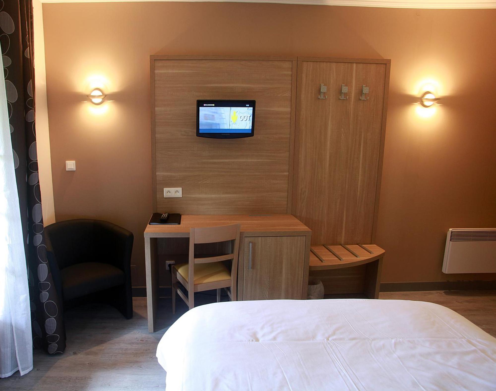 Auberge De La Tour -Appartements- Valros Room photo